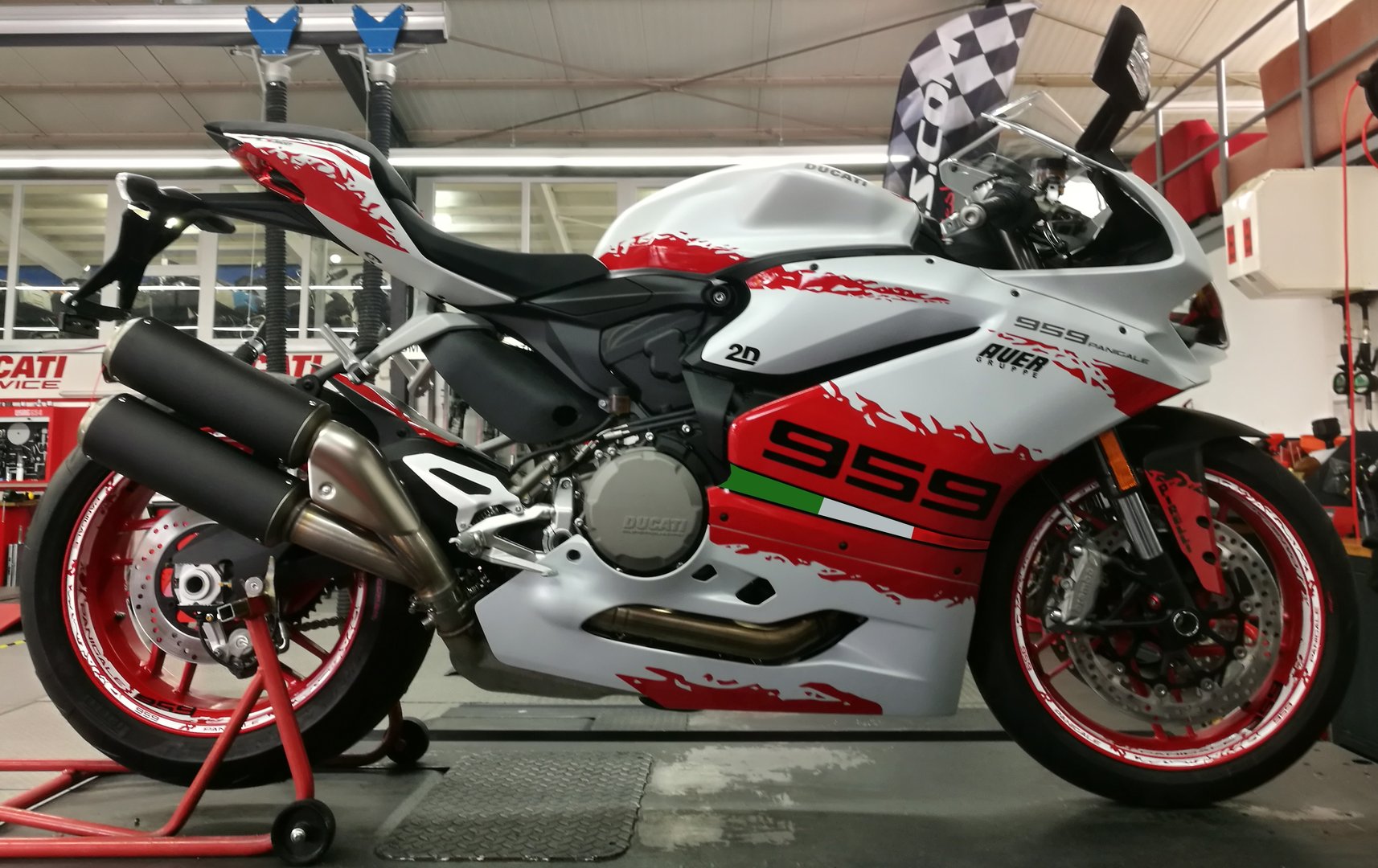 959 Panigale Edition auf weißer Maschine