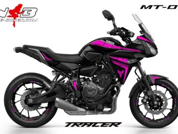 MT07 Tracer pink auf schwarzer Maschine