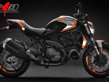 Monster 821 orange auf schwarzer Maschine