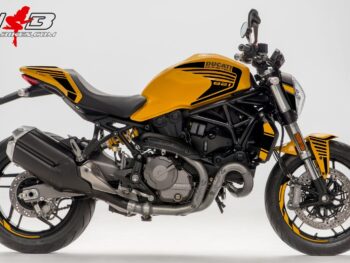 Monster 821 schwarz auf gelber Maschine